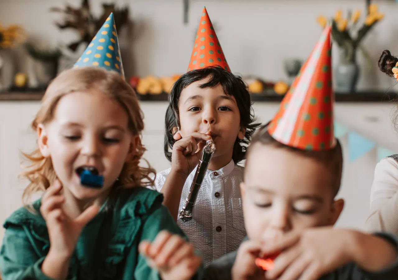 ¡Los niños y la magia de la mesa de chuches en los cumpleaños!